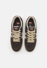 Globe ENCORE 2 - Trainers - brown