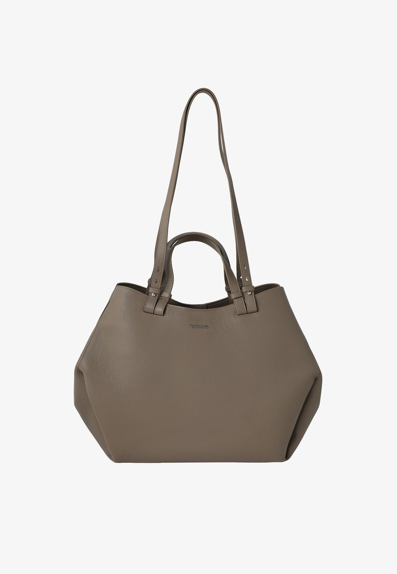 Bolso de cuero topo con superficie texturizada, que cuenta con dos asas cortas y una correa larga ajustable para el hombro.