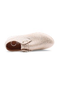Scarpa leggera intrecciata in beige, con punta arrotondata, chiusura con lacci e tessuto testurizzato con fili metallici sottili.
