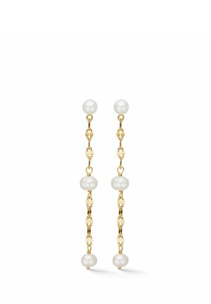 Boucles d'oreilles pendantes en chaîne dorée avec trois perles blanches espacées régulièrement le long de chaque chaîne sur fond blanc.