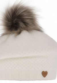 Cappellino bianco lavorato a maglia con motivo a trama, polsino a coste e patch a forma di cuore in pelle marrone con la scritta "LOVE". Presenta un soffice pompon marrone sulla sommità.