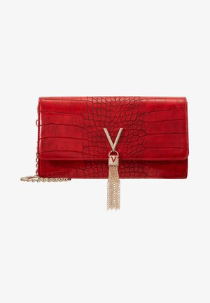 Clutch in finta pelle di coccodrillo rossa con catena dorata, caratterizzato da un accentuato motivo a V e una tassel decorativa in metallo.