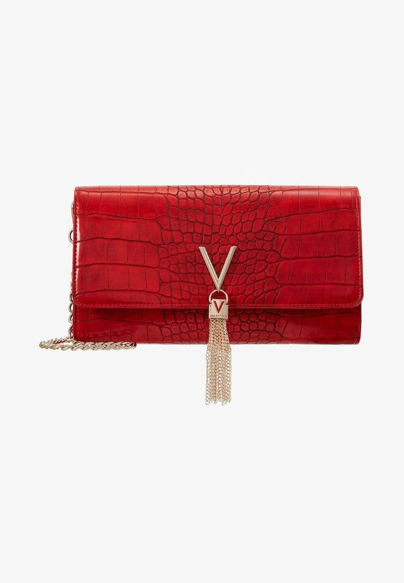 Clutch in finta pelle di coccodrillo rossa con catena dorata, caratterizzato da un accentuato motivo a V e una tassel decorativa in metallo.