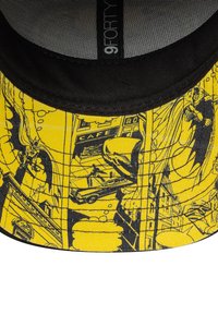Casquette noire avec une doublure jaune présentant des illustrations de style bande dessinée, y compris des personnages et des véhicules, délimités par un contour noir. Étiquette 9FORTY visible.