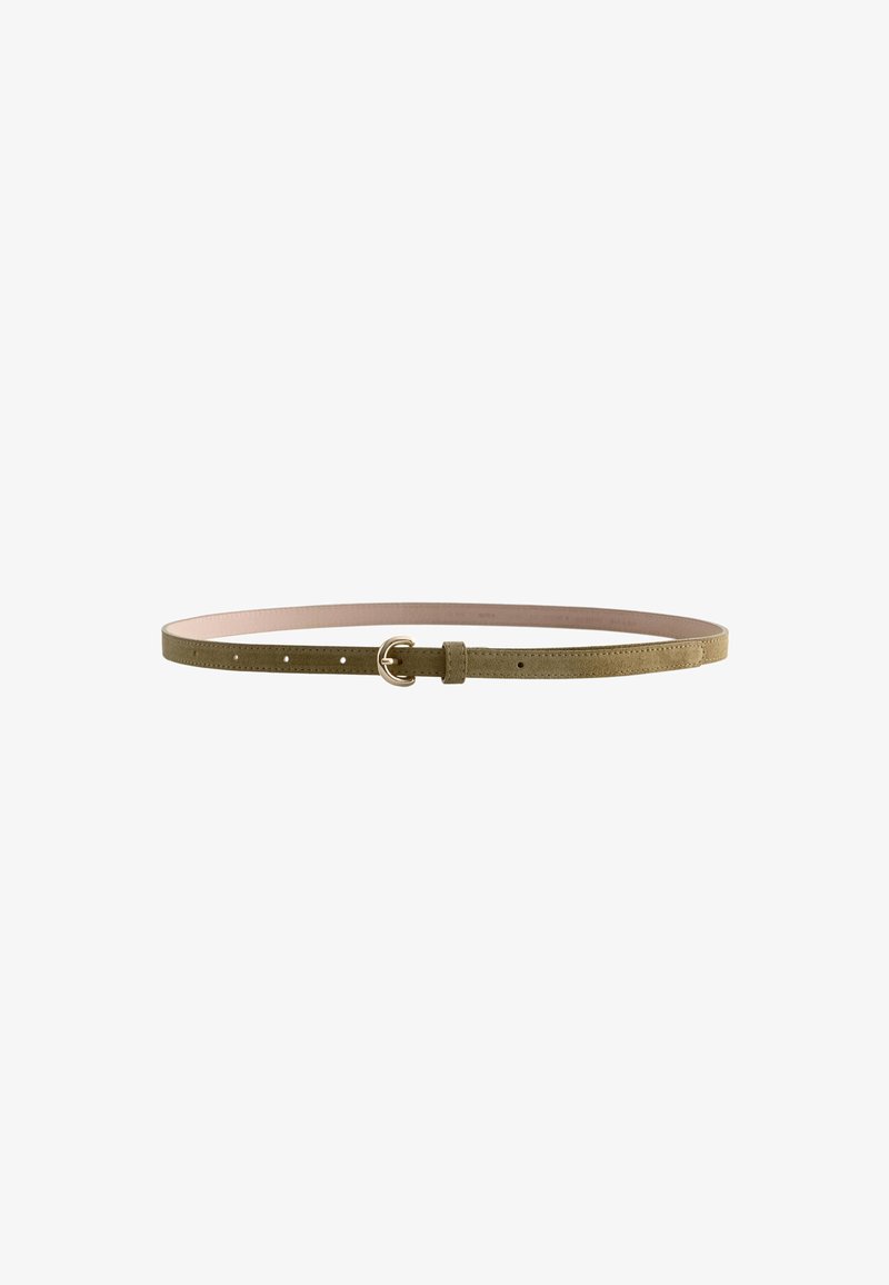 Ceinture fine en daim vert olive avec petite boucle dorée et plusieurs trous de réglage, posée à plat sur un fond blanc.