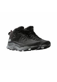 Czarne buty trekkingowe z wysoką cholewką, z teksturowanym wierzchem, wzmocnionym noskiem i szarym gumowym podeszewkiem z białymi podkładkami trakcyjnymi.