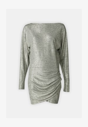 Vestido plateado metálico de manga larga con detalle drapeado en un lado, textura suave y escote barco. Adecuado para ropa de noche.