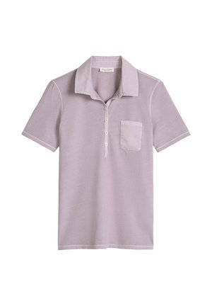 Polo à manches courtes violet clair avec col, quatre boutons blancs et une petite poche sur la poitrine gauche.