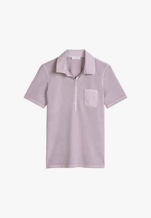 Polo à manches courtes violet clair avec col, quatre boutons blancs et une petite poche sur la poitrine gauche.