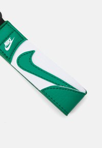 Nike Sportswear PREMIUM KEY HOLDER UNISEX - Porta-chaves - malachite/white