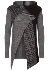 Asymmetrisk långärmad kofta i nyanser av grått och svart, med varierande stickmönster och texturer, samt en draperad front.
