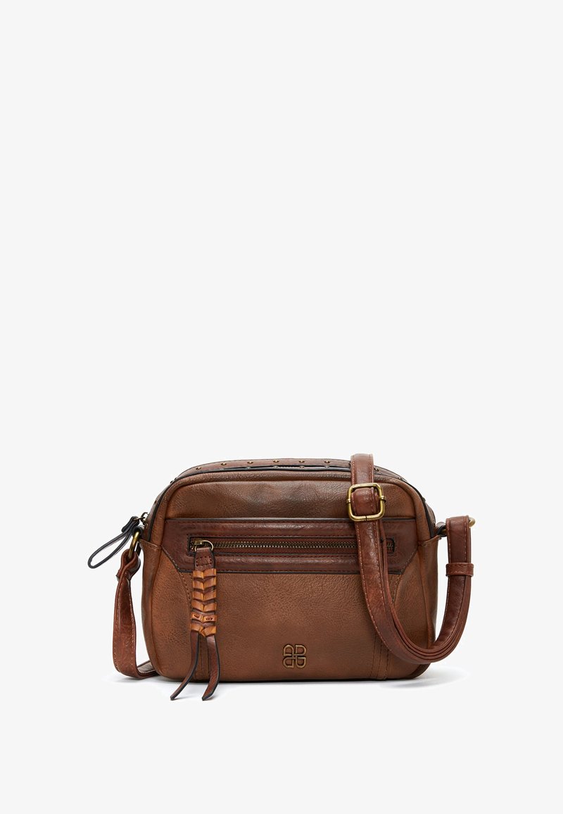 Borsa a tracolla in pelle marrone con zip superiore, tasca anteriore, dettaglio intrecciato sui lati e accessori in metallo color oro.