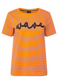Camiseta de manga corta en un brillante color naranja con delgadas franjas gris claro. Presenta el texto bordado en negro "wave" en el pecho. Material de algodón.