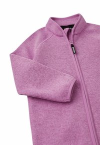 Fioletowa kurtka zapinana na zamek z wysokim kołnierzem, teksturowana tkanina i kontrastowe mankiety. Posiada zamek błyskawiczny z przodu i logo na kołnierzu.