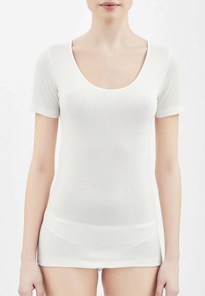 T-shirt bianca aderente con maniche corte, scollo a U, realizzata in materiale morbido e leggero. Tessitura liscia senza motivi visibili.