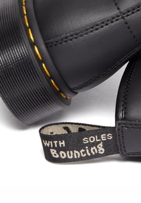 Dr. Martens 8 EYE GENIX - Stivaletti stringati - black