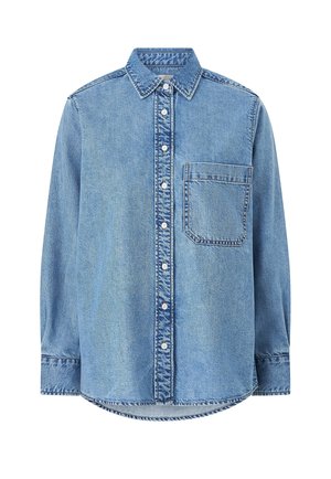 Hellblaues Denim-Hemd mit langen Ärmeln, Knopfleiste vorn und einer einzelnen Brusttasche vor weißem Hintergrund.