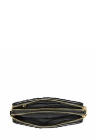 Czarna skórzana kopertówka z złotymi zamkami błyskawicznymi, z pikowanym wzorem i dwiema oddzielnymi przegródkami na przechowywanie. Gładka tekstura.