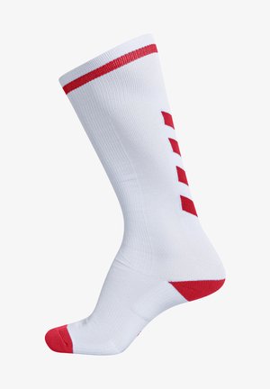 Hvid atletikstrømpe med ribbet tekstur, rød tå og hæl, og tre røde diamantmønstre langs siden.