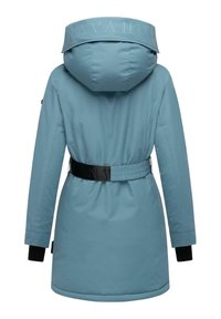 En ljusblå, lång vinterjacka har en stor huva, svart justerbart bälte och svarta handledsmuddar. Materialet verkar slätt med minimal textur.
