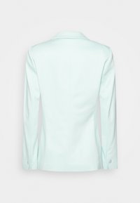 Blazer vert menthe sur mesure avec manches longues, revers à encoches et poignets boutonnés. Tissu lisse avec une coupe ajustée et un détail de couture au dos.