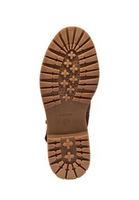 Semelle en caoutchouc marron avec un design de semelle structuré, présentant des motifs de grip circulaires et en croix. Le logo de la marque "GEOX" est visible sur la semelle.