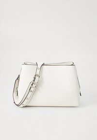 Borsa bianca con trama e design strutturato, dotata di tracolla regolabile in tono argento e chiusura con cerniera rifinita a contrasto.