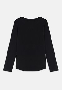 Svart långärmad skjorta liggande platt, som visar baksidan med rund halsringning och något böjd fåll mot vit bakgrund.