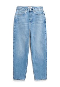 Jean en denim bleu clair à coupe droite, cinq poches, fermeture par bouton, avec une étiquette blanche à la taille indiquant "ARMEDANGELS".