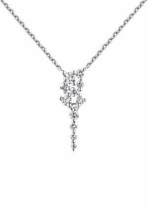 Collar de plata con un colgante que presenta múltiples piedras transparentes de diferentes tamaños, dispuestas en forma de gota, con una cadena texturizada.