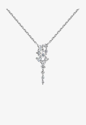 Collar de plata con un colgante que presenta múltiples piedras transparentes de diferentes tamaños, dispuestas en forma de gota, con una cadena texturizada.