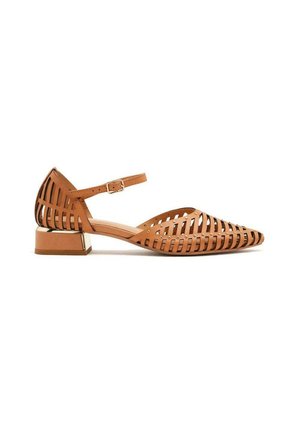 FLETCHER - Ballerine con cinturino - camel