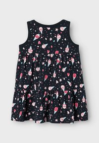 Vestito senza maniche in blu navy, con un motivo giocoso di gelati, stelle e cuori. Realizzato in tessuto morbido e leggero con design a balze.