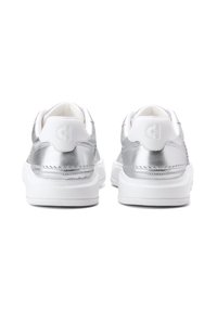 Vita sneakers med en metallisk silver bakdel, mjukt inre och strukturerad gummisula. Logotyp präglad på hälen.