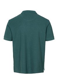 Tumši tējas zaļš polo krekls ar klasiska stila apkakli, īsām piedurknēm un sānu šķēlumiem. Izgatavots no mīksta, fakturēta auduma ar tīru, vienkāršu dizainu.