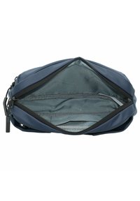 Dunkelblau, weich strukturierte Tasche mit einem Reißverschluss, der ein graues Innenfutter mit Organisationsfächern und satinierter Oberfläche offenbart.