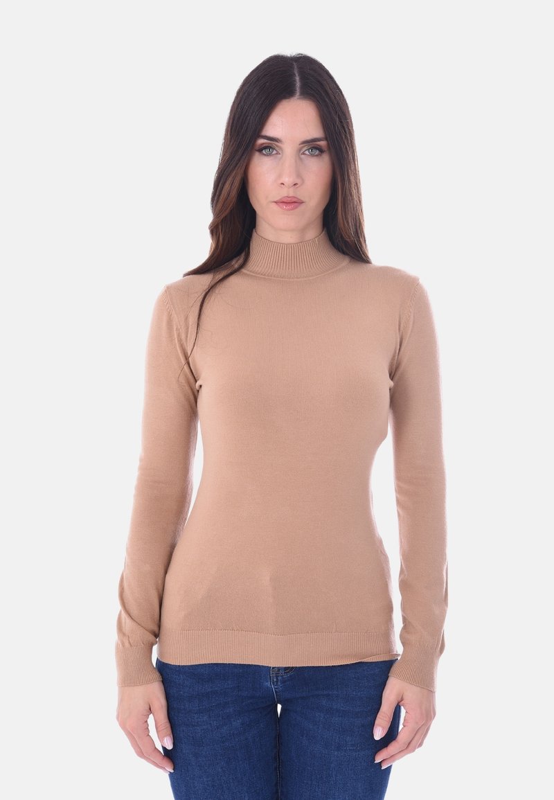 Maglione a collo alto beige con un design aderente, collo a coste e maniche lunghe, realizzato in tessuto liscio e morbido. Abbinato a jeans blu.