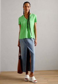 Esprit V NECK - Nyomott mintás póló - citrus green