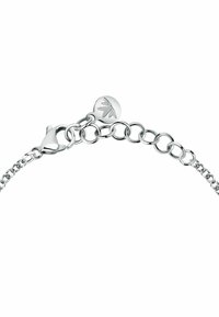 Bracciale in argento con anelli a catena intrecciati, dotato di chiusura a moschettone e di un ciondolo rotondo con incisione a foglia. Texture liscia in tutto il bracciale.