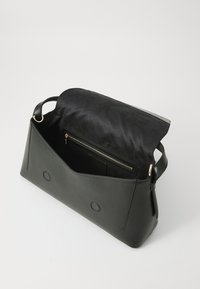 Borsa a mano in pelle nera con design strutturato. Presenta una chiusura a patta magnetica, una tasca interna con zip e una texture liscia.
