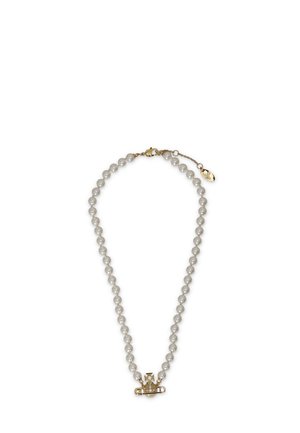 Collana di perle con chiusura color oro e ciondolo decorativo a forma di corona impreziosito da piccoli cristalli, su sfondo bianco.