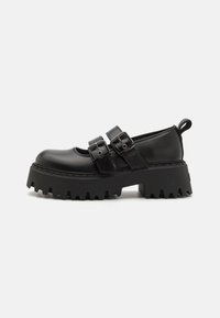 Sorte platform-sko med rund tå, flere spænder og en tekstureret, kraftig sål. Fremstillet af shiny syntetisk materiale.