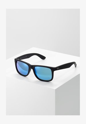 Zwarte rechte zonnebril met blauwe spiegelglazen. Heeft een matte afwerking en het Ray-Ban logo op de pootjes.