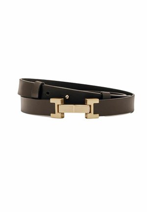 Ceinture en cuir marron foncé avec une boucle rectangulaire dorée brillante en forme de lettre H, enroulée soigneusement sur un fond blanc.