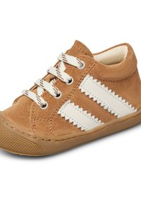 Sneaker per bambini in suede tan con accenti bianchi a zigzag, punta tonda, suola in gomma beige e lacci bianchi con motivo a quadretti.