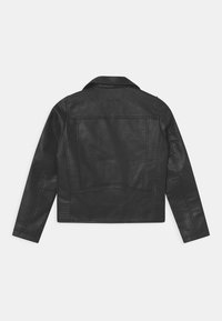 Czarna kurtka z sztucznej skóry z klasycznym kołnierzem, długimi rękawami i przeszyciami na plecach. Gładka faktura z dopasowanym krojem.