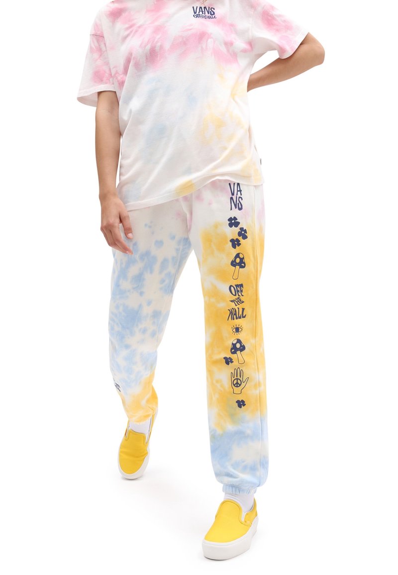 Ensemble tie-dye Vans comprenant une palette de couleurs rose, jaune et bleue; un pantalon de jogging à coupe décontractée avec des imprimés graphiques et des chaussures jaunes assorties à enfiler.
