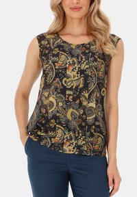 Czarna bezrękawnik z kolorowym wzorem paisley, teksturowana tkanina i zgromadzone szczegóły z przodu, zestawiona z granatowymi spodniami.