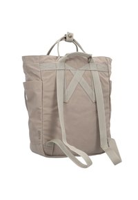 Beige stoffen rugzak met verstelbare banden, een handvat aan de bovenkant en zijzakken. Gelaagde oppervlakte met versterkte stiksels.