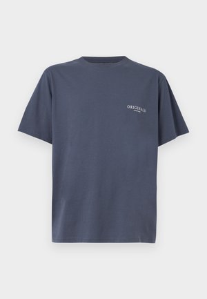 Granatowy T-shirt z krótkim rękawem, okrągłym dekoltem i małym białym napisem "ORIGINALS COPENHAGEN" na lewej piersi.